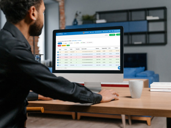 Responsable qualité utilisant le logiciel Qualité Izypeo depuis son poste de travail