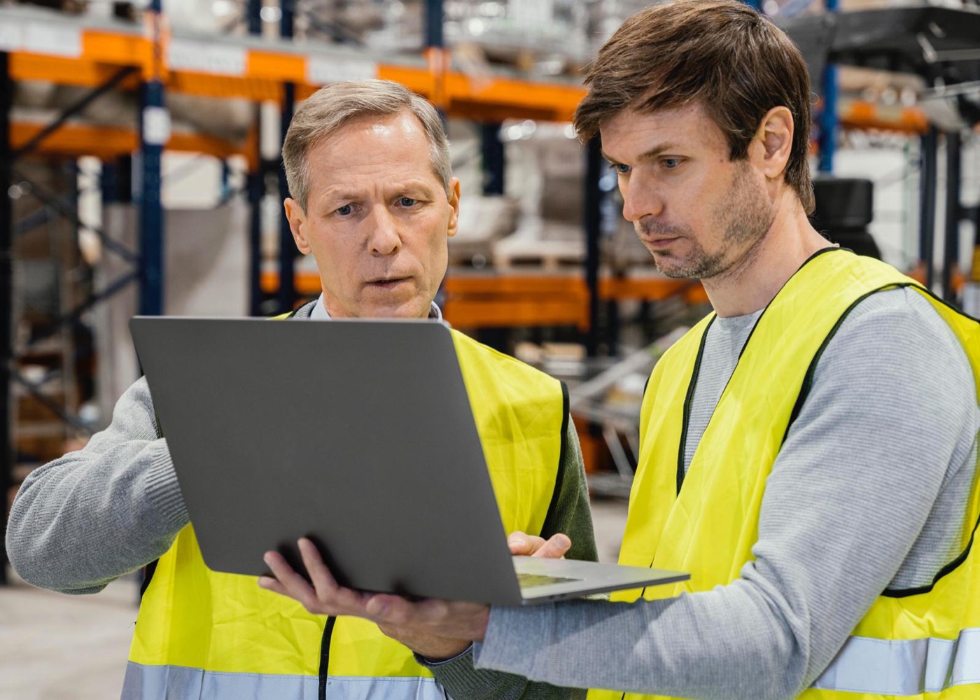 Responsable qualité et opérateur consultant le logiciel qualité Izypeo en entrepôt