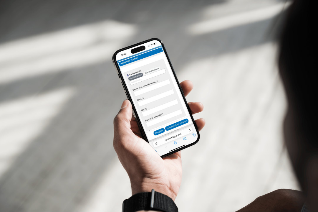 Application mobile Izypeo : formulaire de remontée terrain rempli sur smartphone
