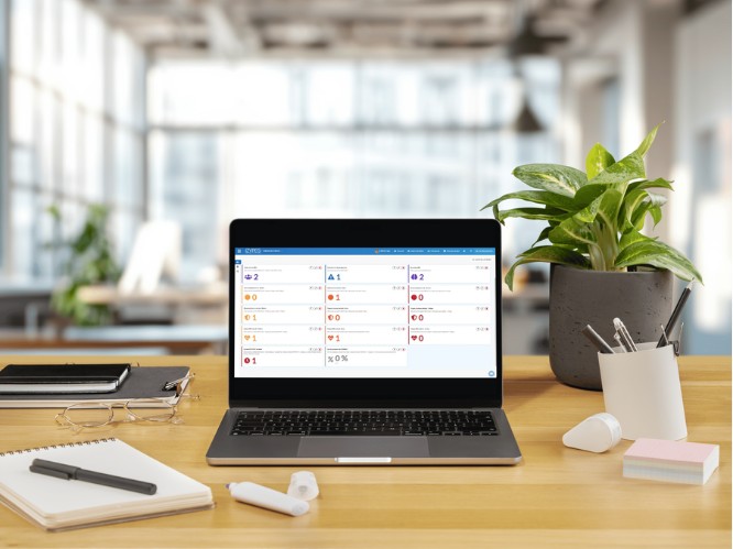 Tableau de bord QHSE Izypeo affich&eacute; sur un ordinateur portable, sur un bureau