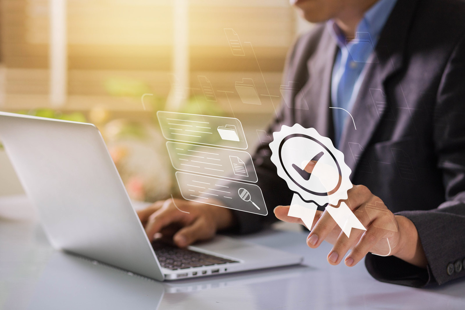 Responsable QHSE sur ordinateur portable validant sa certification ISO 14001 dans une démarche digitalisée