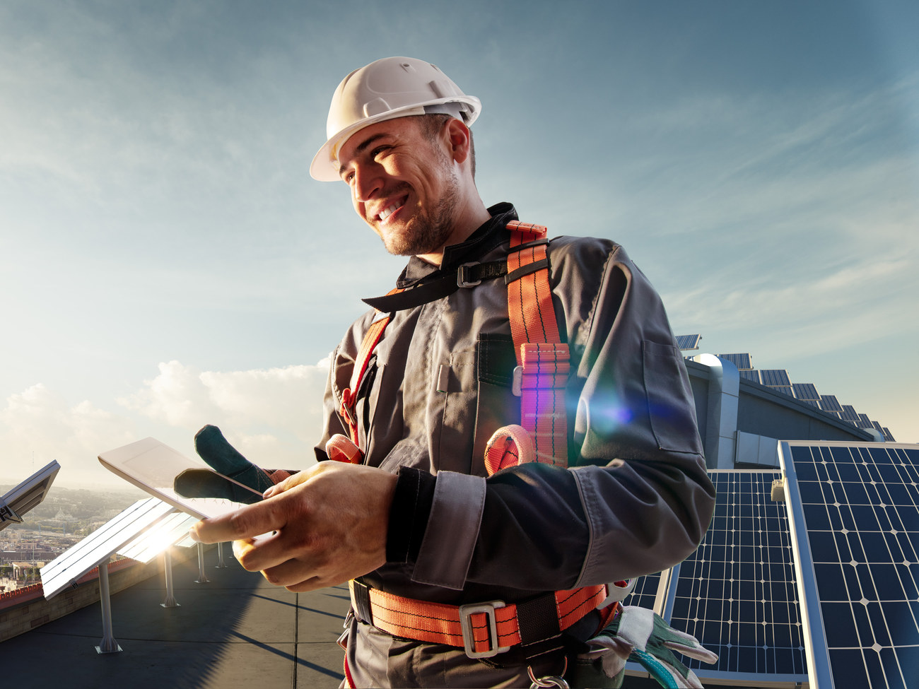 Technicien sur une toiture photovoltaïque saisissant un relevé sur tablette, pilotage de la certification ISO 14001 dans Izypeo