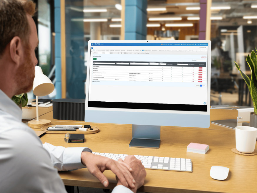 Responsable SSE consultant le logiciel Izypeo depuis son poste de travail